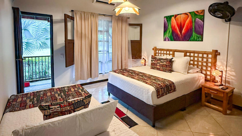 Tulipan es una habitacion ideal para pareja, con aire acondicionado, ventilador, sofacama y mucho mas aqui en La Granja Ecohotel.